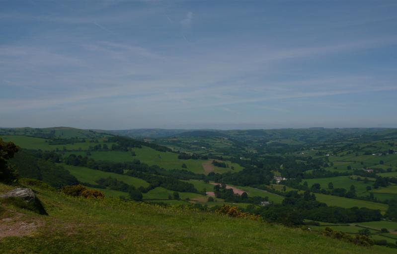 K800_P1000085.JPG - Wanderung "Mynydd Illtud" - Ausblick vom Twyn y Gaer auf das Usk Valley